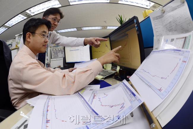 조기 대선이 가시화하면서 정치 테마주가 극성을 부리고 있다. 개인 투자자들은 조기대선이라는 이슈를 쫓아 ‘한줄로 다니는 개미’가 되고 만다. 한국거래소 등 금융당국은 유력 대선주자들과 관련된 테마주에 대한 감시활동을 펼치고 있지만 정보기근으로 테마주를 쫓는 개미들을 말릴 수 없다. 사진은 한국거래소 직원들이 이상급등 종목을 모리터링하는 모습. [사진=헤럴드경제DB]