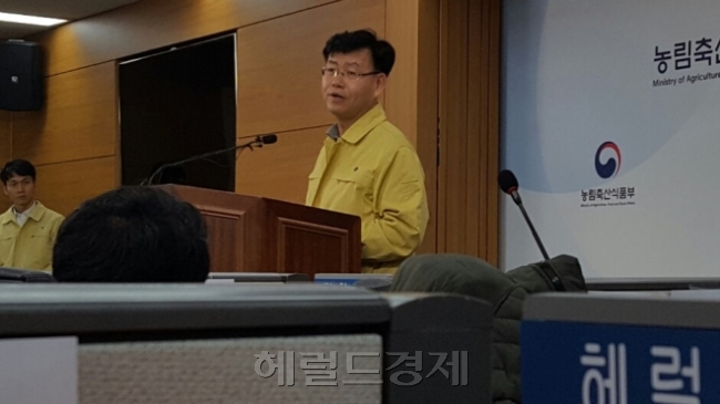 구제역ㆍAI 중앙사고수습본부 상황부실장인 김경규 농림축산식품부 식품산업정책실장이 6일 정부세종청사 농식품부 기자실에서 올 겨울 첫 구제역 최종 확진 판정을 받은 충북 보은군 젖소농장에 대한 브리핑하고 있다. ［사진=황해창 기자/hchwang@heraldcorp.com］
