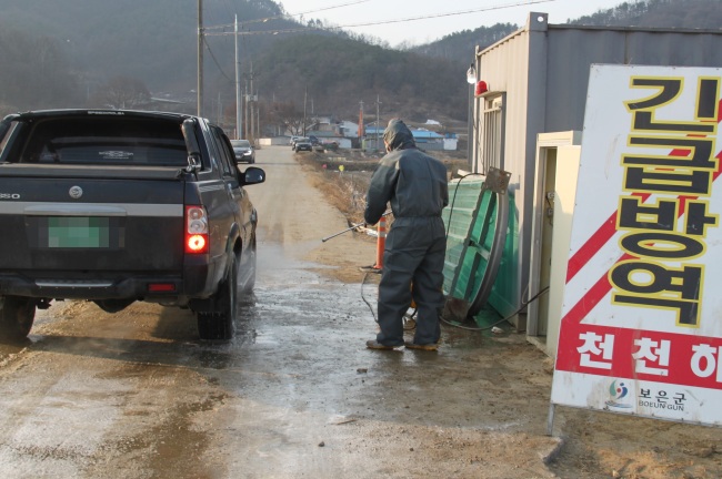 <YONHAP PHOTO-2294> 구제역 발생지 긴급방역 (보은=연합뉴스) 박병기 기자 = 2년 만에 구제역이 발생한 충북 보은군 마로면 관기리 마을 진입로에서 6일 공무원들이 차량출입을 통제하고 있다. 이 마을의 한 젖소농장에서는 5일 구제역이 발생, 195마리가 살처분됐다. 2017.2.6 bgipark@yna.co.kr/2017-02-06 09:28:14/ <저작권자 ⓒ 1980-2017 ㈜연합뉴스. 무단 전재 재배포 금지.>
<YONHAP PHOTO-2294> 구제역 발생지 긴급방역 (보은=연합뉴스) 박병기 기자 = 2년 만에 구제역이 발생한 충북 보은군 마로면 관기리 마을 진입로에서 6일 공무원들이 차량출입을 통제하고 있다. 이 마을의 한 젖소농장에서는 5일 구제역이 발생, 195마리가 살처분됐다. 2017.2.6 bgipark@yna.co.kr/2017-02-06 09:28:14/ <저작권자 ⓒ 1980-2017 ㈜연합뉴스. 무단 전재 재배포 금지.>