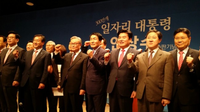사진 왼쪽부터 새누리당 정우택 원내대표, 유정복 인천시장, 인명진 비대위원장, 안상수 의원, 원유철 의원, 유기준 의원, 홍문종 의원. [사진제공=안상수 의원실]
사진 왼쪽부터 새누리당 정우택 원내대표, 유정복 인천시장, 인명진 비대위원장, 안상수 의원, 원유철 의원, 유기준 의원, 홍문종 의원. [사진제공=안상수 의원실]