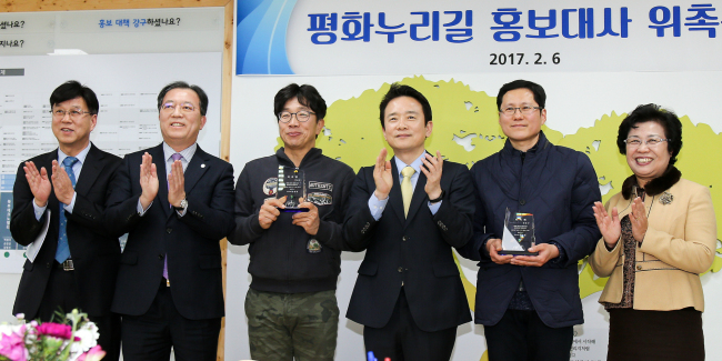 6일오후 경기도청 도지사 집무실에서 남경필 경기도지사가 박철민(배우)씨와 정준구(평화누리길 카페 회원)씨에게 평화누리길 홍보대사 위촉패를 수여하고 관계자들과 함께 기념촬영을 하고 있다.(왼쪽부터 이길재 경기도 DMZ정책담당관, 홍승표 경기관광공사 사장, 박철민(배우), 남경필 경기도지사, 정준구(평화누리길 카페 회원), 박정란 경기도 균형발전기획실장.)
6일오후 경기도청 도지사 집무실에서 남경필 경기도지사가 박철민(배우)씨와 정준구(평화누리길 카페 회원)씨에게 평화누리길 홍보대사 위촉패를 수여하고 관계자들과 함께 기념촬영을 하고 있다.(왼쪽부터 이길재 경기도 DMZ정책담당관, 홍승표 경기관광공사 사장, 박철민(배우), 남경필 경기도지사, 정준구(평화누리길 카페 회원), 박정란 경기도 균형발전기획실장.)