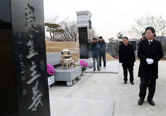 <YONHAP PHOTO-1030> 민주주의 앞에 선 유승민 (서울=연합뉴스) 신준희 기자 = 바른정당 유승민 의원이 7일 오전 동작구 국립서울현충원 김영삼 전 대통령 묘소를 참배하고 있다. 2017.2.7 hama@yna.co.kr/2017-02-07 09:21:20/ <저작권자 ⓒ 1980-2017 ㈜연합뉴스. 무단 전재 재배포 금지.>
