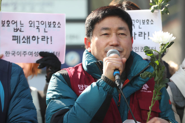 Seoul-Gyeonggi-Incheon Migrant Workers’ Trade Union President Udaya Rai speaks at an event to commemorate the 10th anniversary of an immigration detention center fire that killed 10 people on Monday (Yonhap)