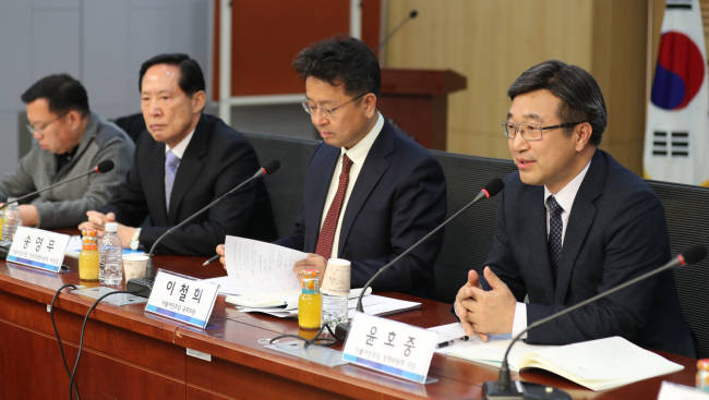 The Democratic Party's chief policymaker Rep. Yoon Ho-joong (right) speaks at a defense and security policy discussion session (Yonhap)