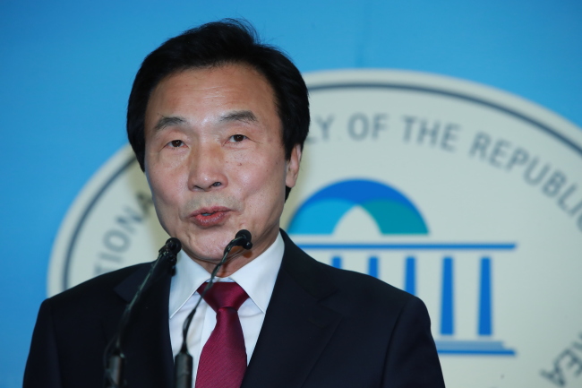Sohn Hak-kyu, a former opposition heavyweight, announces his merger with the runner-up opposition Peoople's Party on Tuesday (Yonhap)