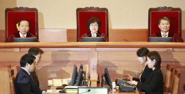 Acting Chief Justice Lee Jung-mi speaks at the 11th hearing of President Park Geun-hye's impeachment trial (Yonhap)