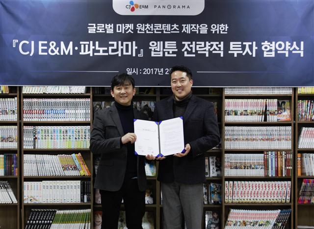 김영욱 CJ E&M 사업전략국장(왼쪽)와 김영욱 파노라마엔터테인먼트 대표가 업무 협약 체결 후 기념사진을 찍고 있다. 오른쪽 사진은 텐센트동만에 연재 중인 ‘코미카’의 웹툰 작품.