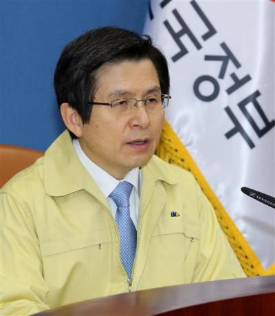 황교안 대통령 권한대행 국무총리가 8일 서울 광화문 정부서울청사에서 열린 민관합동 구제역·AI 일일점검 영상회의에서 모두 발언하고 있다.  [사진제공=연합뉴스]