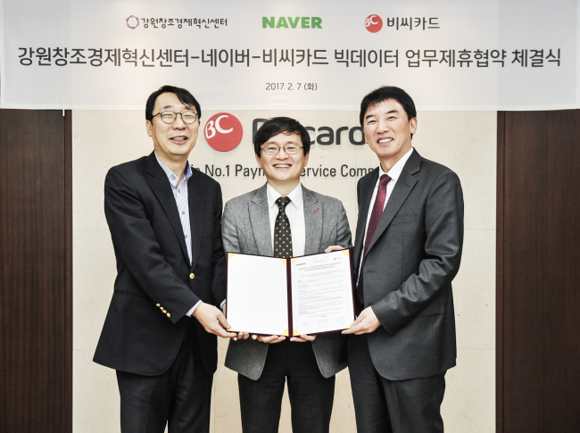 BC카드가 지난 7일 서울 서초동 소재 본사에서 네이버, 강원창조경제혁신센터와 함께 우수 스타트업 발굴 및 지원을 위한 MOU를 체결했다. 사진은 채종진 BC카드 부사장(오른쪽), 윤영찬 네이버 부사장(왼쪽), 한종호 강원창조경제혁신센터장(가운데). [사진제공=BC카드]
BC카드가 지난 7일 서울 서초동 소재 본사에서 네이버, 강원창조경제혁신센터와 함께 우수 스타트업 발굴 및 지원을 위한 MOU를 체결했다. 사진은 채종진 BC카드 부사장(오른쪽), 윤영찬 네이버 부사장(왼쪽), 한종호 강원창조경제혁신센터장(가운데). [사진제공=BC카드]