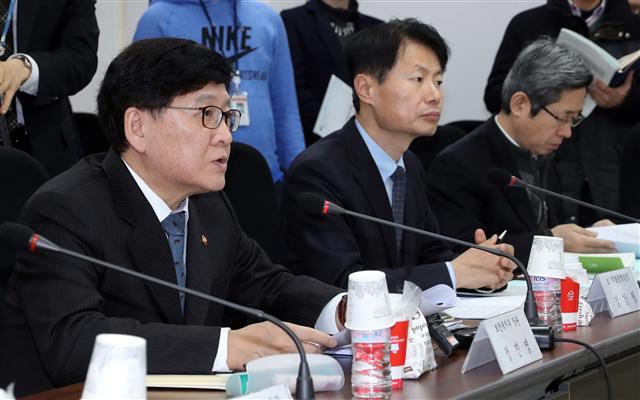 정진엽 보건복지부 장관이 8일 오전 국회에서 열린 건강보험 현안 점검회의에서 현안보고를 하고 있다.  [사진제공=연합뉴스]