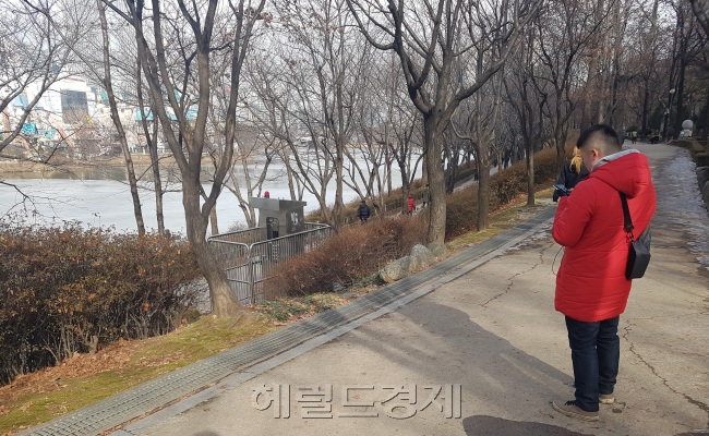 석촌호수에 방문한 한 외국인관광객이 휴대전화를 통해 관광정보를 찾아보고 있는 모습. [사진=헤럴드경제DB]