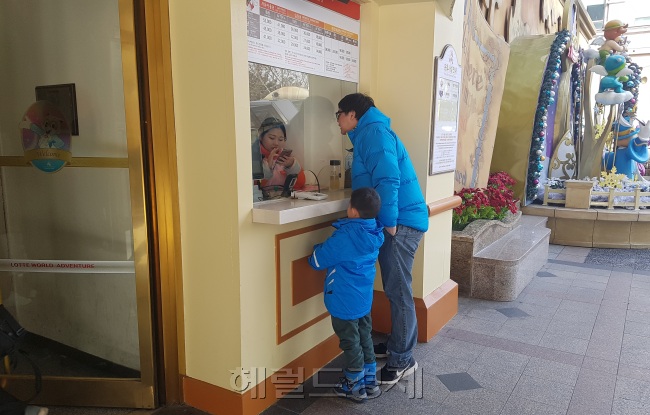 요우커(遊客ㆍ외국인 관광객) 부자가 롯데월드 매표소에서 표구입을 두고 실랑이를 벌이는 모습. [사진=헤럴드경제DB]