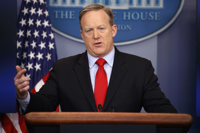 White House press secretary Sean Spicer speaks to reporters (Yonhap)