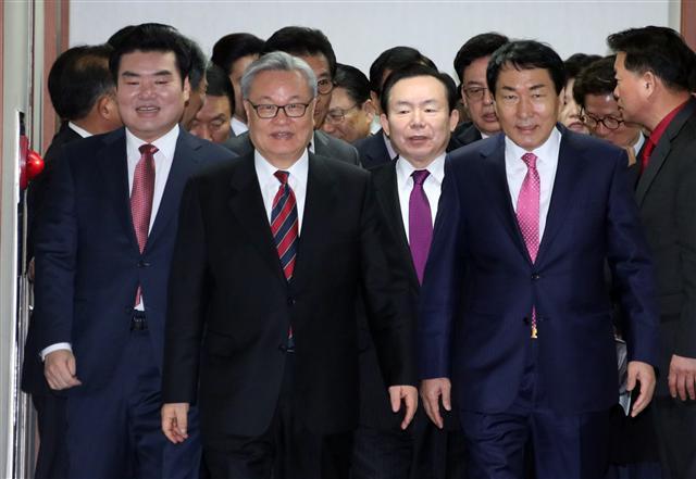 인명진 새누리당 비상대책위원장이 8일 당사에서 열린 비상대책위원회의에 대선출마를 선언한 후보들과 함께 입장하고 있다. 왼쪽부터 원유철, 인명진, 이인제, 안상수.	 [연합뉴스]