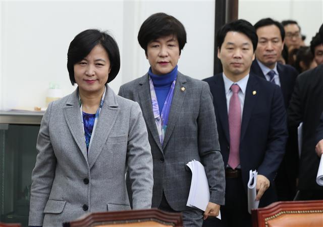 추미애 더불어민주당 대표(맨앞)가 8일 오전 국회에서 열린 최고위원ㆍ탄핵소추위원 연석회의에 참석하고 있다. 추 대표는 이날 “탄핵심판이 사실상 2월을 넘기게 돼 유감”이라며 “특검의 수사 기간 연장 요청이 있다면 반드시 이뤄져야 한다”고 주장했다.  [연합뉴스]