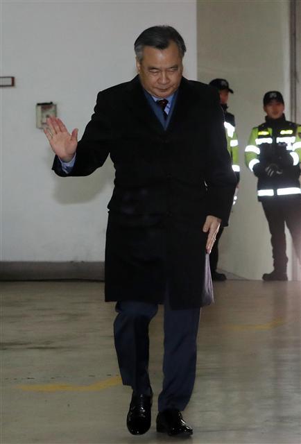 청와대 압수수색, 대통령 대면조사, 특검 수시시한 연장 등 복잡한 문제들을 처리해야하는 박영수 특별검사가 8일 특검 사무실로 출근하던 도중 취재진의 질문에 답변을 고사하며 지나가고 있다.  [연합뉴스]