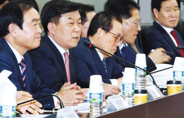 7일 중기중앙회에서 열린‘산업통상자원위원회와 함께하는 중소기업인 간담회’에서 박성택 중기중앙회장(왼쪽 두번째)가 모두 발언을 하고 있다.