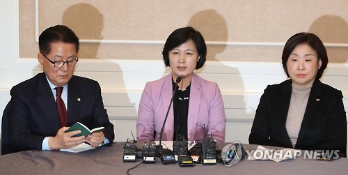 From left: Reps. Park Jie-won, Choo Mi-ae and Sim Sang-jeung, the heads of the People's Party, the Democratic Party and the Justice Party, respectively (Yonhap)