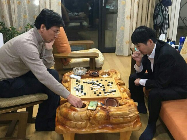 South Chungcheong Gov. An Hee-jung (left) plays a Go game with renowned Go master Lee Se-dol at his official residence in Hongseong, South Chungcheong Province, last month. Photo provided by An’s camp (Yonhap)
