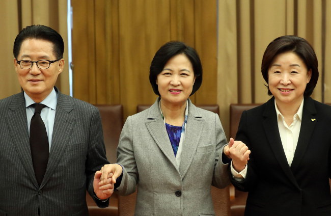 From left: Reps. Park Jie-won, Choo Mi-ae and Sim Sang-jeung, the heads of the People’s Party, the Democratic Party of Korea and the Justice Party, respectively, hold a press conference at the National Assembly in Yeouido, Seoul, Wednesday (Yonhap)