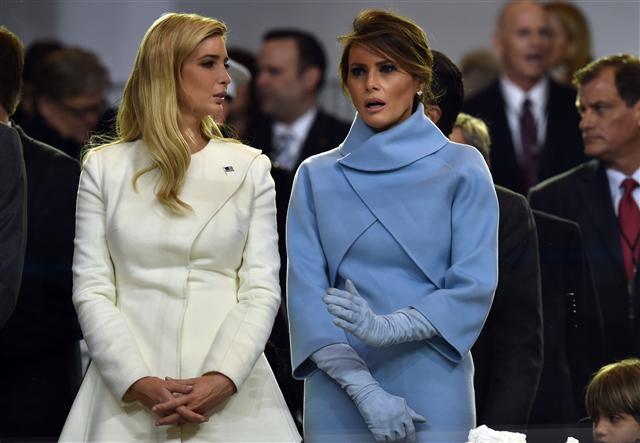 <YONHAP PHOTO-3271> US First Lady Melania Trump speaks with Ivanka Trump during the presidential inaugural parade for US President Donald Trump on January 20, 2017 in Washington, DC. / AFP PHOTO / Nicholas Kamm/2017-01-21 09:02:21/ <저작권자 ⓒ 1980-2017 ㈜연합뉴스. 무단 전재 재배포 금지.>
