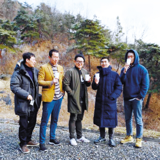 감은사 ‘사찰음식 행사’에서 커피봉사에 참가했던 모습. 오른쪽 두번째가 김요한 씨.