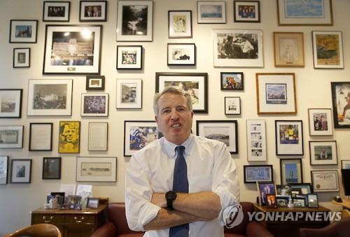 존 F.케네디 전 미국 대통령의 조카인 크리스케네디(53·사진)가 내년에 있을 미 일리노이 주지사 선거에 도전한다.
미국의 정치 명가인 케네디가(家)에서 또 한 명의 정치인이 배출될지 관심이 모아지고 있다. 케네디 전 대통령의 조카이자, 로버트 케네디 전 상원의원의 아들인 크리스  케네디는 8일(현지시간) 영상 메시지를 통해 2018년 있을 일리노이 주지사 선거  출마를 선언했다고 일간 월스트리트저널(WSJ)이 전했다.
민주당 소속의 케네디는 영상에서 “나는 다양한 관점에서 일리노이 주가 지닌  잠재력을 지켜봤지만, 지금은 주 정부가 무너지는 것을 목격한다”면서 “절망이 커지고 있다. 일리노이 주는 변화가 필요하다”고 말했다.
부동산회사인 ’머천다이즈 마트 프로퍼티즈‘의 회장을 지낸 그는 시카고에서 불우이웃에게 음식을 제공하는 비영리단체인 ’톱 박스 푸드‘를 설립하며 사회운동을  시작했다.
공화당에 날을 세우는 발언으로 작년부터 출마설이 돌았지만, 정작 본인은 출마여부에 즉답하지 않았다.
일리노이 주는 민주당 강세 지역이지만, 현 주지사는 공화당 소속의 브루스  라우너(59)이다. 사모펀드회사 간부 출신인 라우너 주지사는 최근 5천만 달러를 쏟아붓는 등  이미 재선 운동에 들어간 상태다. 라우너 주지사의 자금력에 대응하기 위해 케네디도 공격적인 모금에 나설 것으로 WSJ은 전망했다.
이번 선거의 주요 이슈는 일리노이의 극심한 재정난 타개 방안으로 예상된다.
케네디 전 대통령의 남동생인 로버트 케네디는 법무장관과 뉴욕 주 상원의원을  지냈으나 1968년 암살됐고, 또 다른 남동생인 에드워드 케네디(애칭 테드 케네디)는매사추세츠 주 상원의원으로 오랜 기간 활동하다 2009년 작고했다. 케네디가에서 가장 최근 정계에 입문한 사람은 2014년 코네티컷 주의회  상원의원에 당선된 에드워드 케네디의 아들 테드 주니어다.
김영화 기자/bettykim@