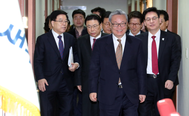 <YONHAP PHOTO-1342> 입장하는 새누리당 비대위 (서울=연합뉴스) 배재만 기자 = 새누리당 인명진 비상대책위원장을 비롯한 비대위원들이 9일 오전 서울 여의도 당사에서 열린 비상대책위원회의에 참석하기 위해 입장하고 있다. 오른쪽부터 정우택 원내대표, 인 위원장, 박맹우 사무총장, 김광림 당헌당규개정위원장. 2017.2.9 scoop@yna.co.kr/2017-02-09 09:36:40/ <저작권자 ⓒ 1980-2017 ㈜연합뉴스. 무단 전재 재배포 금지.>
<YONHAP PHOTO-1342> 입장하는 새누리당 비대위 (서울=연합뉴스) 배재만 기자 = 새누리당 인명진 비상대책위원장을 비롯한 비대위원들이 9일 오전 서울 여의도 당사에서 열린 비상대책위원회의에 참석하기 위해 입장하고 있다. 오른쪽부터 정우택 원내대표, 인 위원장, 박맹우 사무총장, 김광림 당헌당규개정위원장. 2017.2.9 scoop@yna.co.kr/2017-02-09 09:36:40/ <저작권자 ⓒ 1980-2017 ㈜연합뉴스. 무단 전재 재배포 금지.>