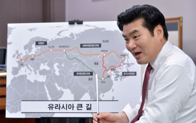 대선 출마를 공식 선언한 원유철 새누리당 의원이 지난 8일 헤럴드경제와의 인터뷰에서 자신의 대선 공약인 '유라시아 큰 길'에 대해 설명하고 있다. 이상섭 기자/babtong@heraldcorp.com