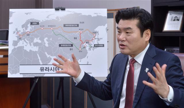 대선 출마를 공식 선언한 원유철 새누리당 의원이 지난 8일 헤럴드경제와의 인터뷰에서 자신의 대선 공약인 '유라시아 큰 길'에 대해 설명하고 있다. 이상섭 기자/babtong@heraldcorp.com