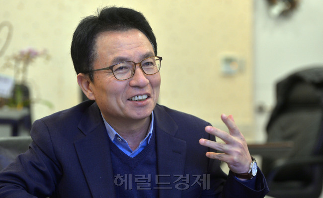 안호상 극장장은 2012년 부임이후 쇠락했던 국립극장 개혁에 성공했다는 평가를 받는다. 최근 공모를 통해 3년임기 극장장에 재임명 됐다. 지난 5년간은 국립예술단체 중심 제작극장으로 거듭났다면, 이제는 완성도를 높이는데 주력하겠다고 했다. [사진=이상섭 기자/babtong@heraldcorp.com]