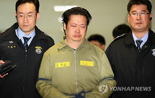 Yoo Dae-kyun, the eldest son of the ferry company's late owner Yoo Byung-eun, is escorted to the court for trial (Yonhap)