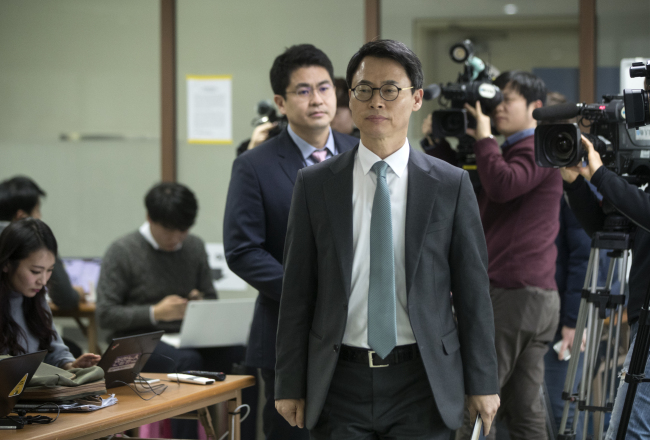 The spokesperson for the independent counsel team's Lee Kyu-chul enters a press conference room, Thursday. (Yonhap)