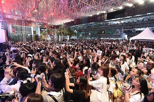 This image provided by S.M. Entertainment shows fans of the boy group NCT gathering at a promotional event for Masita seaweed snack at Siam Paragon in Bangkok on Feb. 7, 2017. (Yonhap)