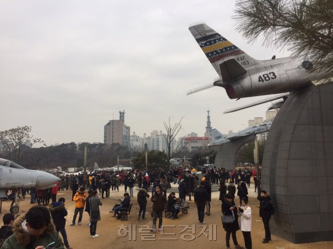 최근 포켓몬고를 하러 보라매공원에 모여든 사람들. 이들로 인해 인근 매장의 매출이 오르는 ‘포켓코노미’ 경제학이라는 신조어까지 등장했다. [사진=헤럴드경제]