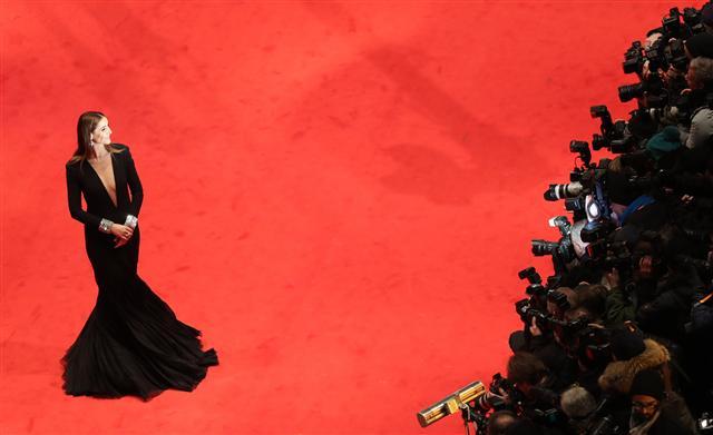 <YONHAP PHOTO-1065> epaselect epa05781245 French actress Clotilde Courau arrives for the opening ceremony of the 67th annual Berlin Film Festival and the premiere of 'Django', in Berlin, Germany, 09 February 2017. Presented in the official competition, the movie opens the Berlinale which runs from 09 to 19 February. EPA/OLIVER WEIKEN/2017-02-10 06:23:38/ <저작권자 ⓒ 1980-2017 ㈜연합뉴스. 무단 전재 재배포 금지.>
