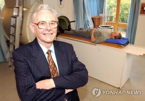 피터 맨스필드 박사가 생전 자신이 개발을 주도한 MRI 옆에서 포즈를 취한 모습.
[APㆍ연합뉴스]