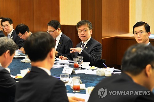 Vice Finance Minister Choi Sang-mok speaks at a vice ministerial meeting with the pan-governmental economic emergency response task force, Friday. (Yonhap)