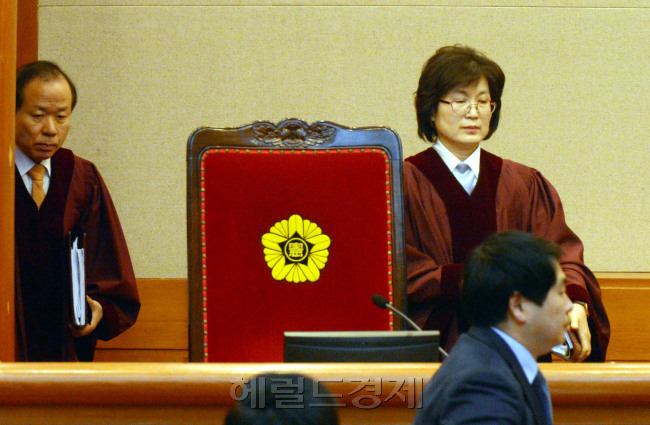 헌재 대심판정에 입장하는 이정미 소장 권한대행(오른쪽)[사진=헤럴드경제DB]