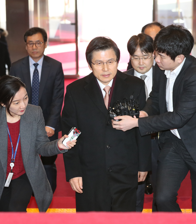 Prime Minister and Acting President Hwang Kyo-ahn enters the National Assembly on Friday to attend the interpellation on non-economic sectors. (Yonhap)