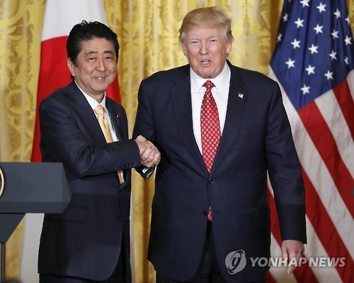 (사진 왼쪽부터)아베 신조 일본 총리와 도널드 트럼프 미국 대통령이 10일(현지 시각) 백악관에서 열린 정상회담 후 기자회견장에서 악수하고 있는 모습. [출처=연합뉴스]
(사진 왼쪽부터)아베 신조 일본 총리와 도널드 트럼프 미국 대통령이 10일(현지 시각) 백악관에서 열린 정상회담 후 기자회견장에서 악수하고 있는 모습. [출처=연합뉴스]