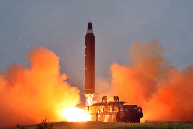 <YONHAP PHOTO-0947> 북한, 사거리 500여㎞ 탄도미사일 1발 발사 (서울=연합뉴스) 합동참모본부는 12일 오전 7시 55분경 북한이 평안북도 방현 일대에서 미상의 탄도미사일을 발사했으며, 비행 거리는 500여km로 추정된다고 밝혔다. 북한이 이날 발사한 미사일은 대륙간탄도미사일(ICBM)은 아니며 노동 또는 무수단의 개량형으로 추정됐다. 사진은 북한 조선중앙통신이 지난 2016년 6월 23일 공개한 무수단 미사일(북한명 화성-10호) 발사 모습. 2017.2.12 << 국내에서만 사용가능. 재배포 금지. For Use Only in the Republic of Korea. No Redistribution >> photo@yna.co.kr/2017-02-12 10:48:49/ <저작권자 ⓒ 1980-2017 ㈜연합뉴스. 무단 전재 재배포 금지.>
<YONHAP PHOTO-0947> 북한, 사거리 500여㎞ 탄도미사일 1발 발사 (서울=연합뉴스) 합동참모본부는 12일 오전 7시 55분경 북한이 평안북도 방현 일대에서 미상의 탄도미사일을 발사했으며, 비행 거리는 500여km로 추정된다고 밝혔다. 북한이 이날 발사한 미사일은 대륙간탄도미사일(ICBM)은 아니며 노동 또는 무수단의 개량형으로 추정됐다. 사진은 북한 조선중앙통신이 지난 2016년 6월 23일 공개한 무수단 미사일(북한명 화성-10호) 발사 모습. 2017.2.12 << 국내에서만 사용가능. 재배포 금지. For Use Only in the Republic of Korea. No Redistribution >> photo@yna.co.kr/2017-02-12 10:48:49/ <저작권자 ⓒ 1980-2017 ㈜연합뉴스. 무단 전재 재배포 금지.>