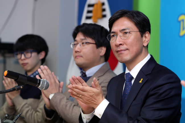 <YONHAP PHOTO-0996> 박수치는 안희정 (광주=연합뉴스) 정회성 기자 = 더불어민주당 대선주자인 안희정 충남지사(오른쪽)가 12일 오전 광주 서구 화정동 민주당 광주시당에서 열린 대선후보 경선선대위 연석회의에 자리해 박수치고 있다. 2017.2.12 hs@yna.co.kr/2017-02-12 11:18:04/ <저작권자 ⓒ 1980-2017 ㈜연합뉴스. 무단 전재 재배포 금지.>
<YONHAP PHOTO-0996> 박수치는 안희정 (광주=연합뉴스) 정회성 기자 = 더불어민주당 대선주자인 안희정 충남지사(오른쪽)가 12일 오전 광주 서구 화정동 민주당 광주시당에서 열린 대선후보 경선선대위 연석회의에 자리해 박수치고 있다. 2017.2.12 hs@yna.co.kr/2017-02-12 11:18:04/ <저작권자 ⓒ 1980-2017 ㈜연합뉴스. 무단 전재 재배포 금지.>