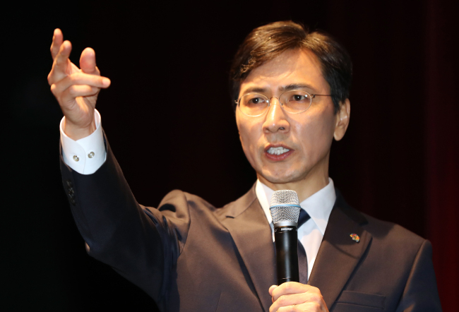<YONHAP PHOTO-2709> 안희정 '즉문즉답' (목포=연합뉴스) 박철홍 기자 = 대선 출마선언을 한 안희정 충남지사가 11일 오후 전남 목포시 목포시민문화체육센터에서 열린 '즉문즉답' 행사를 열고 시민들의 질문에 답하고 있다. 2017.2.11 pch80@yna.co.kr/2017-02-11 14:42:00/ <저작권자 ⓒ 1980-2017 ㈜연합뉴스. 무단 전재 재배포 금지.>
<YONHAP PHOTO-2709> 안희정 '즉문즉답' (목포=연합뉴스) 박철홍 기자 = 대선 출마선언을 한 안희정 충남지사가 11일 오후 전남 목포시 목포시민문화체육센터에서 열린 '즉문즉답' 행사를 열고 시민들의 질문에 답하고 있다. 2017.2.11 pch80@yna.co.kr/2017-02-11 14:42:00/ <저작권자 ⓒ 1980-2017 ㈜연합뉴스. 무단 전재 재배포 금지.>