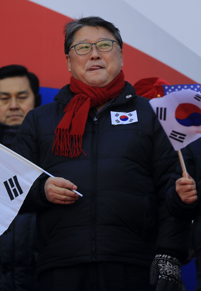 <YONHAP PHOTO-2724> 조원진 의원, 태극기 집회 참석 (서울=연합뉴스) 윤동진 기자 = 새누리당 조원진 의원이 11일 오후 서울 덕수궁 대한문 앞에서 열린 탄핵무효 태극기 애국집회에 참석해 있다. 2017.2.11 mon@yna.co.kr/2017-02-11 14:48:50/ <저작권자 ⓒ 1980-2017 ㈜연합뉴스. 무단 전재 재배포 금지.>
<YONHAP PHOTO-2724> 조원진 의원, 태극기 집회 참석 (서울=연합뉴스) 윤동진 기자 = 새누리당 조원진 의원이 11일 오후 서울 덕수궁 대한문 앞에서 열린 탄핵무효 태극기 애국집회에 참석해 있다. 2017.2.11 mon@yna.co.kr/2017-02-11 14:48:50/ <저작권자 ⓒ 1980-2017 ㈜연합뉴스. 무단 전재 재배포 금지.>
