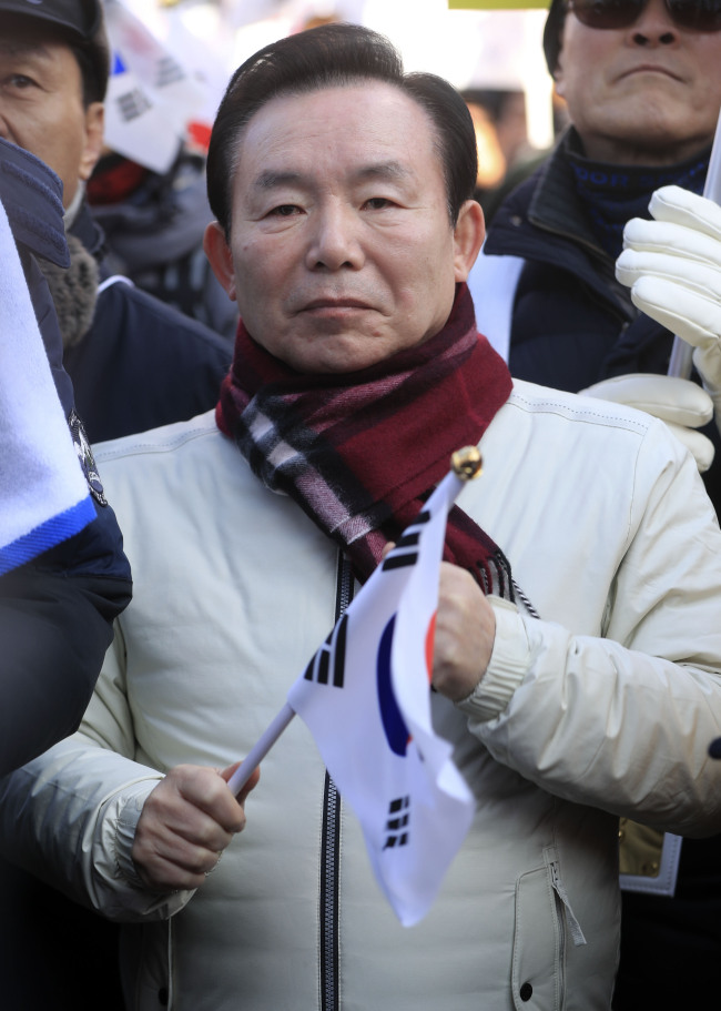 <YONHAP PHOTO-2719> 대선 출마 이인제, 태극기 집회 참석 (서울=연합뉴스) 윤동진 기자 = 새누리당 대선주자인 이인제 전 최고위원이 11일 오후 서울 덕수궁 대한문 앞에서 열린 탄핵무효 태극기 애국집회에 참석해 있다. 2017.2.11 mon@yna.co.kr/2017-02-11 14:47:46/ <저작권자 ⓒ 1980-2017 ㈜연합뉴스. 무단 전재 재배포 금지.>
<YONHAP PHOTO-2719> 대선 출마 이인제, 태극기 집회 참석 (서울=연합뉴스) 윤동진 기자 = 새누리당 대선주자인 이인제 전 최고위원이 11일 오후 서울 덕수궁 대한문 앞에서 열린 탄핵무효 태극기 애국집회에 참석해 있다. 2017.2.11 mon@yna.co.kr/2017-02-11 14:47:46/ <저작권자 ⓒ 1980-2017 ㈜연합뉴스. 무단 전재 재배포 금지.>