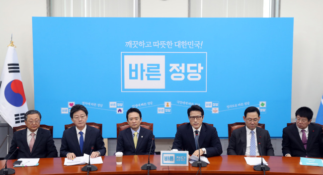 <YONHAP PHOTO-2688> 바른정당 최고위원회의 (서울=연합뉴스) 신준희 기자 = 6일 오전 서울 여의도 국회에서 열린 바른정당 최고위원회의에서 정병국 대표가 발언을 하고 있다. 2017.2.6 hama@yna.co.kr/2017-02-06 10:52:30/ <저작권자 ⓒ 1980-2017 ㈜연합뉴스. 무단 전재 재배포 금지.>
<YONHAP PHOTO-2688> 바른정당 최고위원회의 (서울=연합뉴스) 신준희 기자 = 6일 오전 서울 여의도 국회에서 열린 바른정당 최고위원회의에서 정병국 대표가 발언을 하고 있다. 2017.2.6 hama@yna.co.kr/2017-02-06 10:52:30/ <저작권자 ⓒ 1980-2017 ㈜연합뉴스. 무단 전재 재배포 금지.>