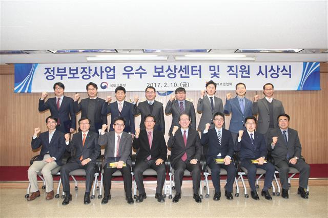 정부보장사업 우수 보상센터 및 직원 시상식에 참석한 국토부 김채규 자동차관리관(앞줄 왼쪽 네번째), 장남식 손해보험협회 회장(다섯번째) 등이 파이팅을 외치고 있다.
