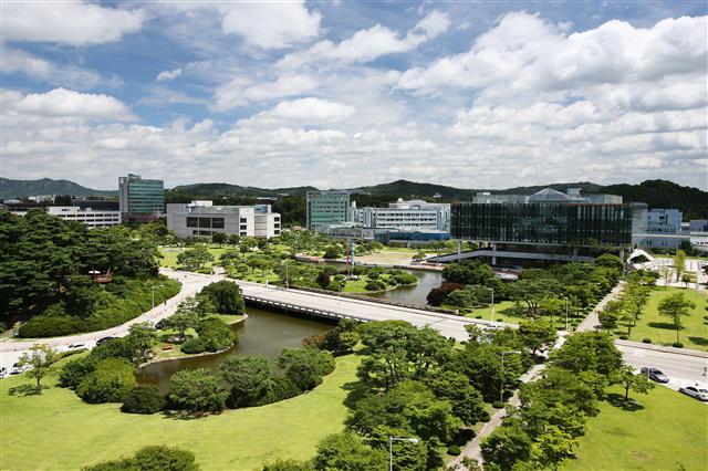 카이스트 전경(위사진)과 카이스트 총장 후보(경종민, 신성철, 이용훈 교수(왼쪽부터).