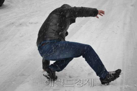 뼈가 약한 대다수 노년층은 겨울철 낙상 등으로 인한 고관절 골절은 특별히 조심해야 한다. 사진은 관련 이미지. [사진=헤럴드경제DB]